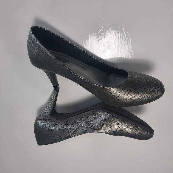 Comfort Plus by predictions Women's Silver Heels Size 10M - Picture 1 of 14